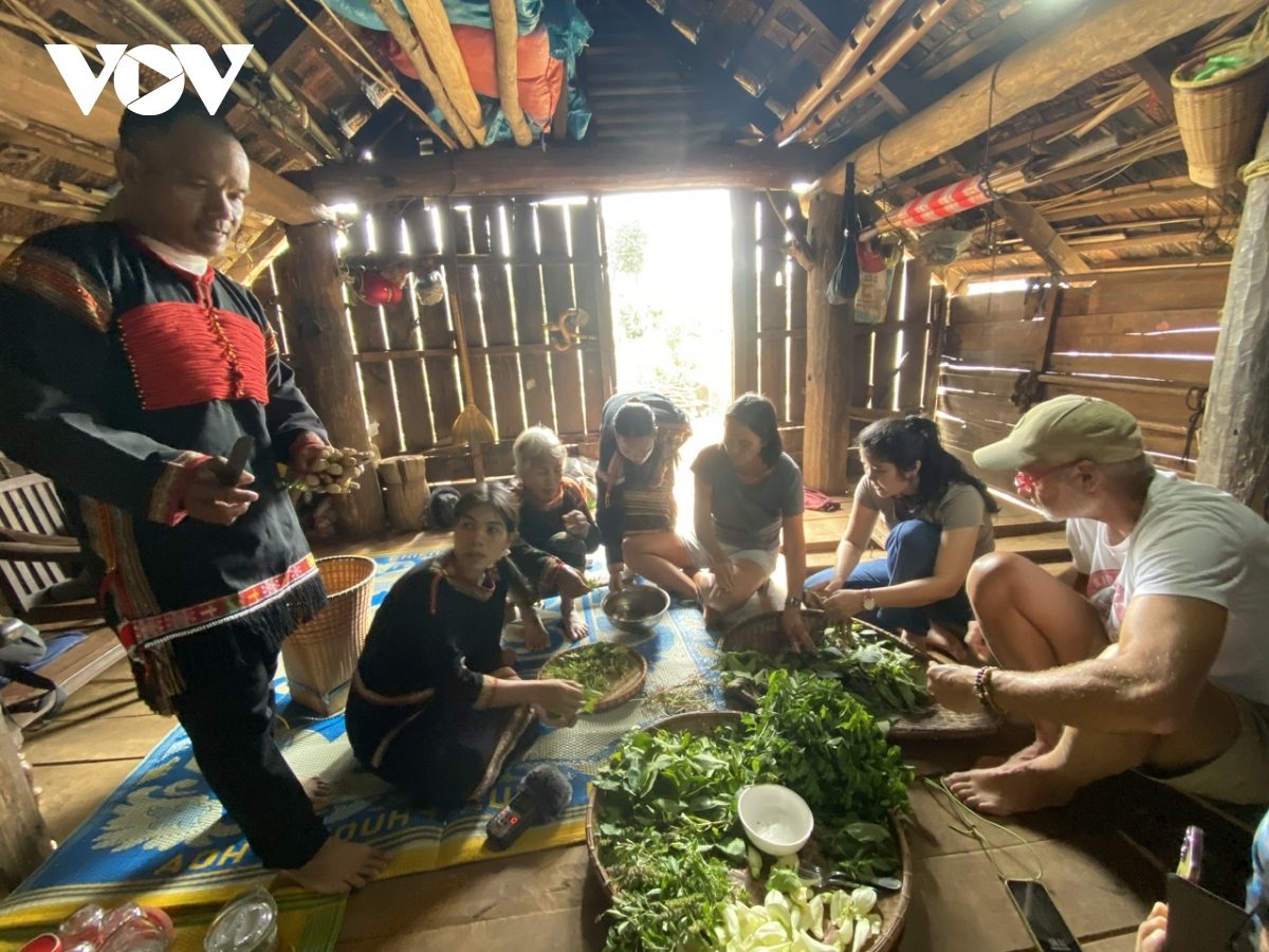 Du lịch buôn làng Ê Đê trên hành trình hội nhập quốc tế